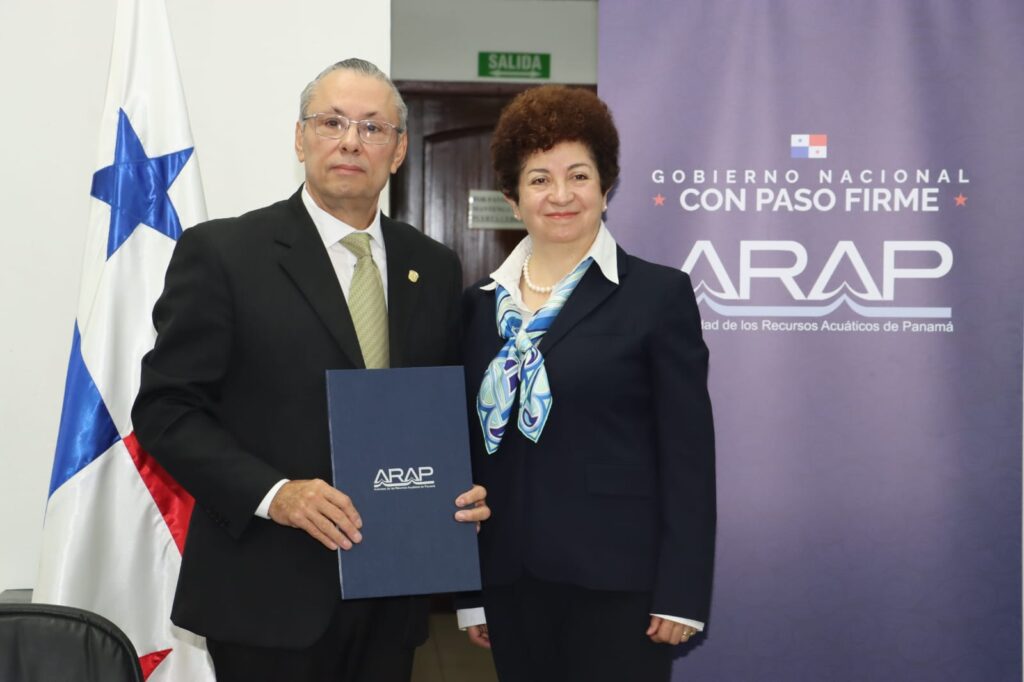 MSc Eduardo Carrasquilla Dutari, General Administrator of ARAP, and Dr. Valeria Merino, Chair of the International Board of the FiTI, standing for a photo.