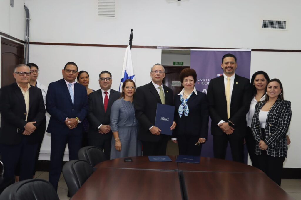 A group of people standing for a photo. From Left to Right: Pablo Amarís, Deputy Director of Inspection, Surveillance and Control, Biologist Maryuri Estrada, Head of Associations of the Productivity Promotion and Technical Assistance Directorate, Ms. Idania Vega, Administrative Assistant, B.S. Gerardo Irimia, Deputy General Administrator, B.S. Karla Adames, Director of Research and Development, MSc. Eduardo Carrasquilla Dutari, General Administrator of ARAP, Dr. Valeria Merino, Chair of FiTI's International Board, B.S. Alexis Peña, General Secretary, B.S. Yarkelia Vergara, Head of Technical Cooperation, B.S. María Sierra, Technical Advisor of the Superior Office.