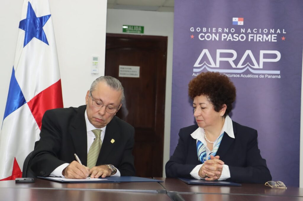 Mr. Eduardo Carrasquilla Dutari, MSc, General Administrator of ARAP, signing the MOU for Panama with the FiTI, and Dr. Valeria Merino, Chair of the International Board of the FiTI.